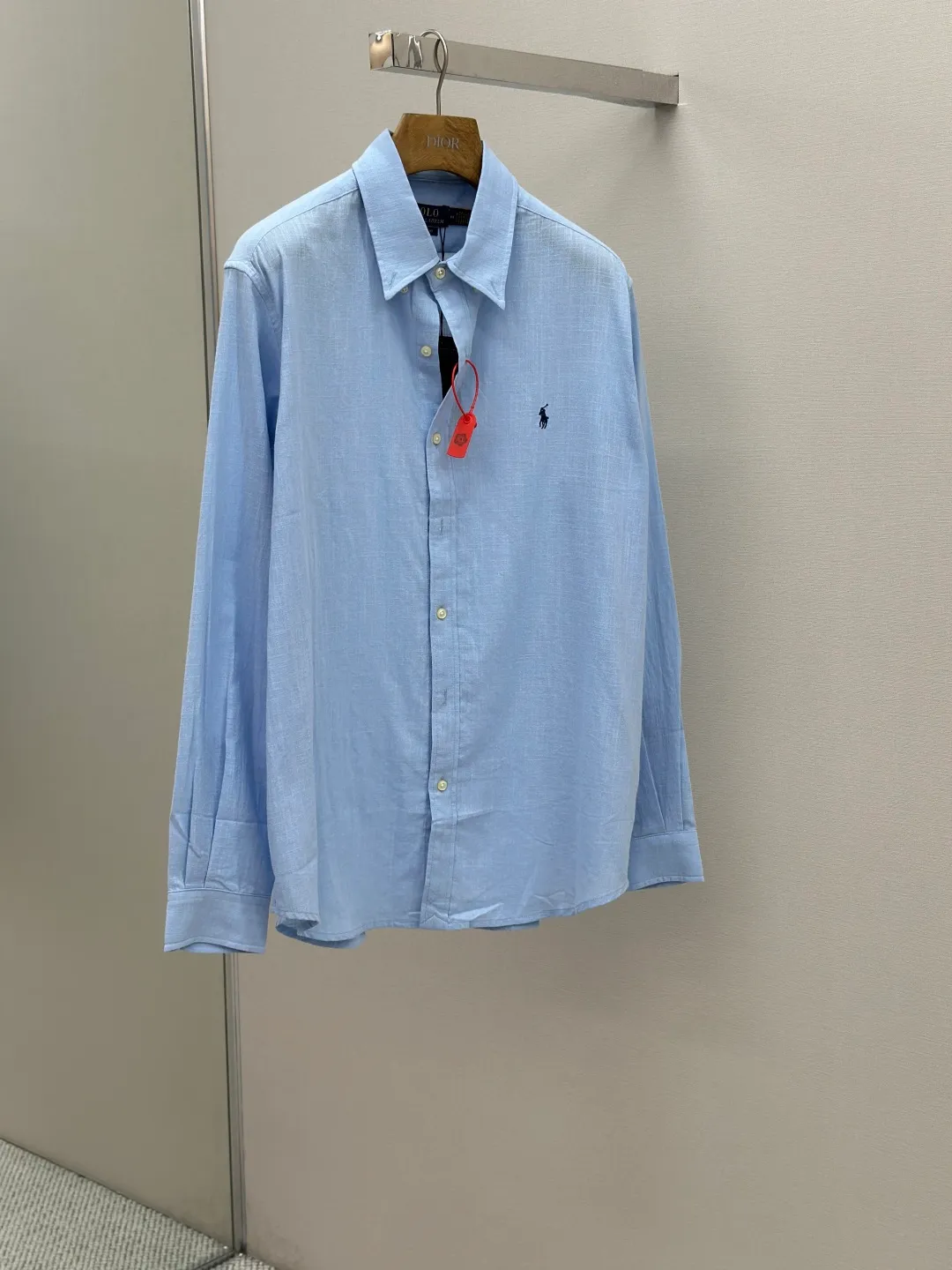 P400 Ralph Lauren embroidered linen shirt. Selected high-quality linen material with natural texture and breathability. Tight and smooth, comfortable and close to the skin. Stunning appearance in a clear light blue. The iconic pony embroidery is like a smart note jumping on the elegant canvas. Simple but highly recognizable. The ingenious design of the outer pleated split back shoulder adds a sense of agility and detachment. The minimalist shape contains the soul of fashion. Process 1: Adopting imported machine embroidery technology and using advanced computer control systems and precision mechanical components to achieve the iconic pony embroidery operation with high precision and smooth and delicate lines. Process 2: Using the side-turn buried clamp sewing process, which is smooth and tidy. Process 3: The fabrics have been washed and have a better hand feel. Not easy to deform, not easy to shrink, not easy to fade, and maintain long-term beauty. Accessories: Customized 1:1 thick plate resin buckle Customized 1:1 Ralph Lauren trademark Fit: Loose fit Size: S M L XL Style number: 25246-B20